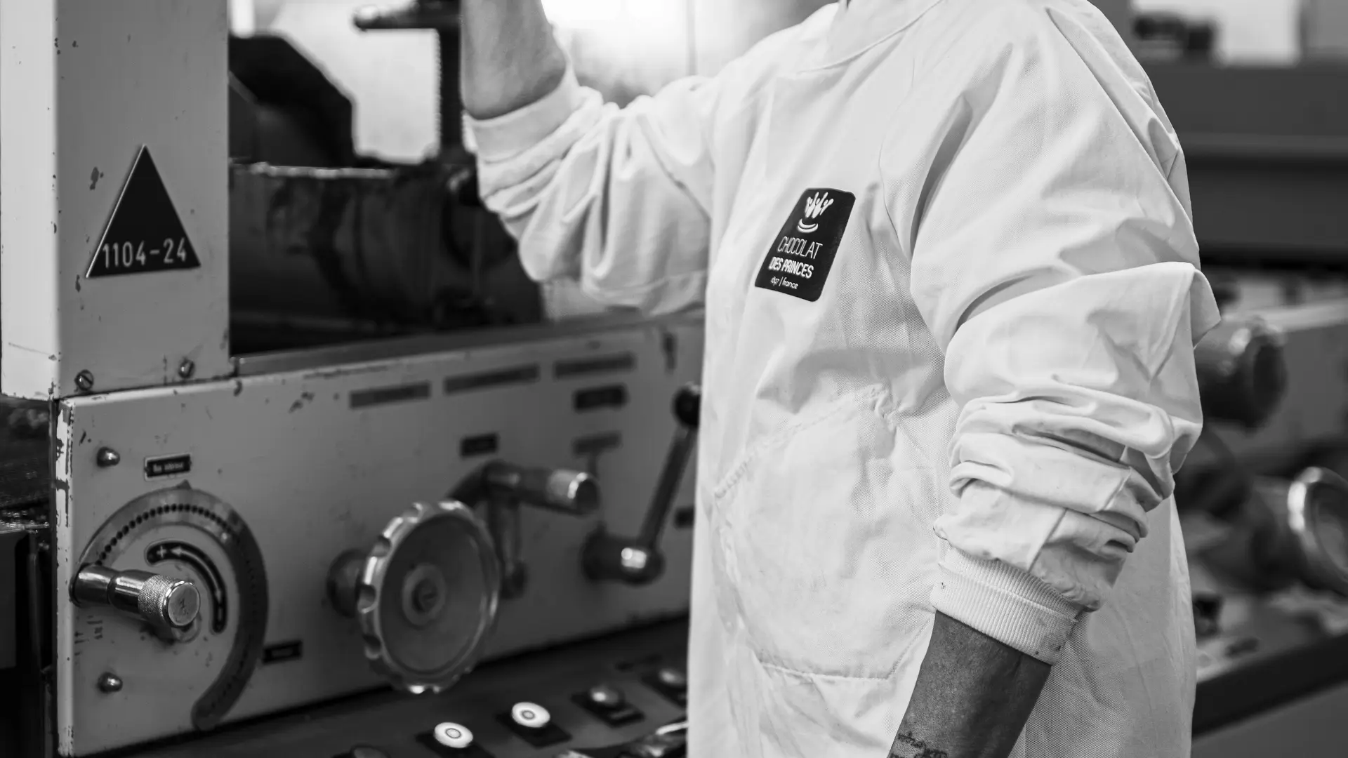 Je vérifie la température pour ajuster l'enrobage ...