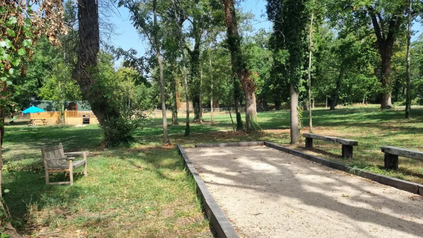 Espaces de détente communs : un terrain de pétanque, le kiosque, ...