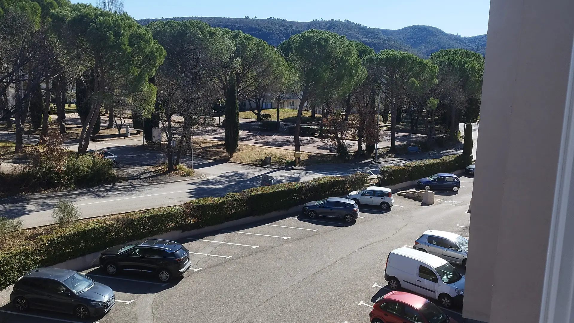 Grand Parking au pied de l'immeuble