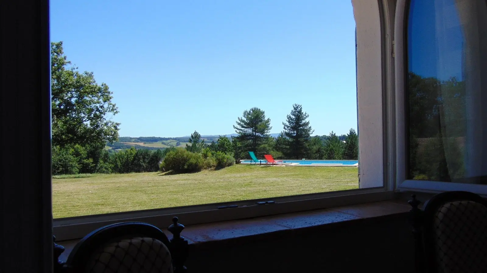 Sa vue sur la forêt et la piscine.