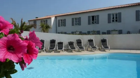 Piscine extérieure et espace de détente