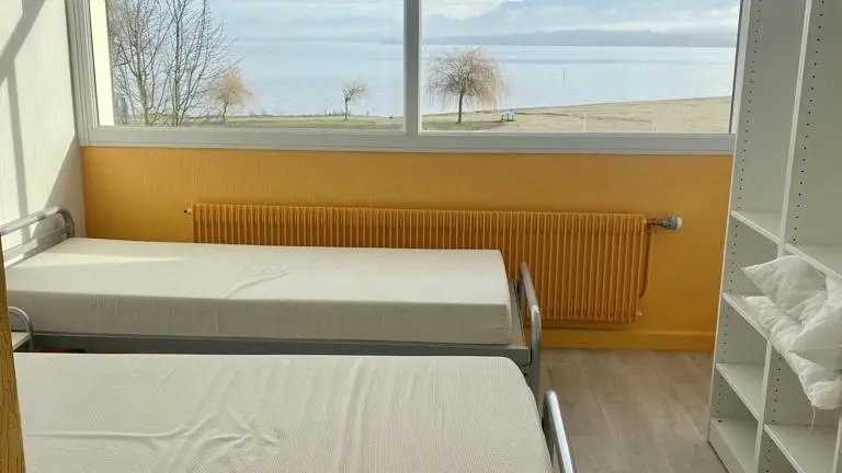 Chambre dortoir avec vue sur la plage le lac et les montagnes