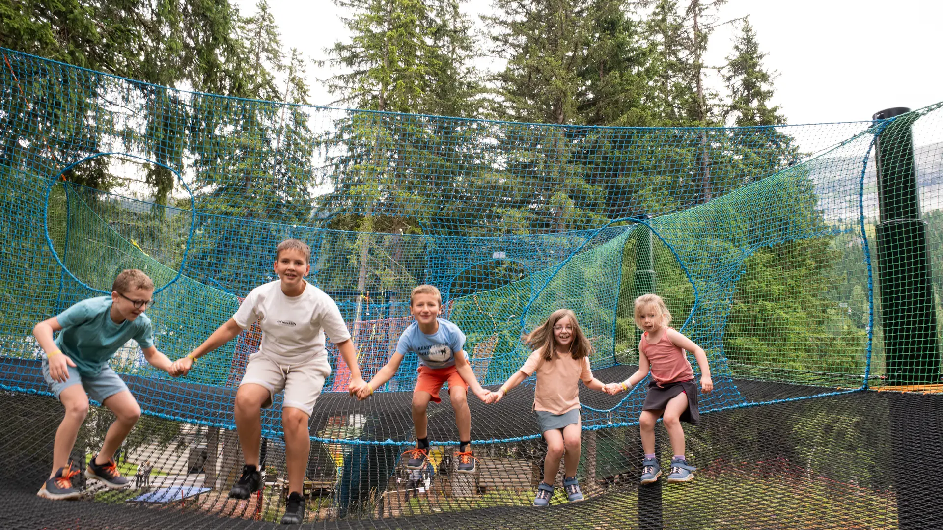Groupe d'enfants qui saute en même temps
