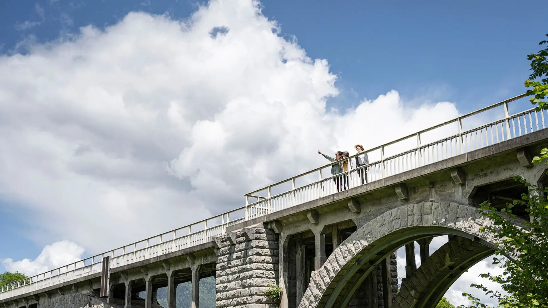 pont de Seythenex avec 3 personnes en été