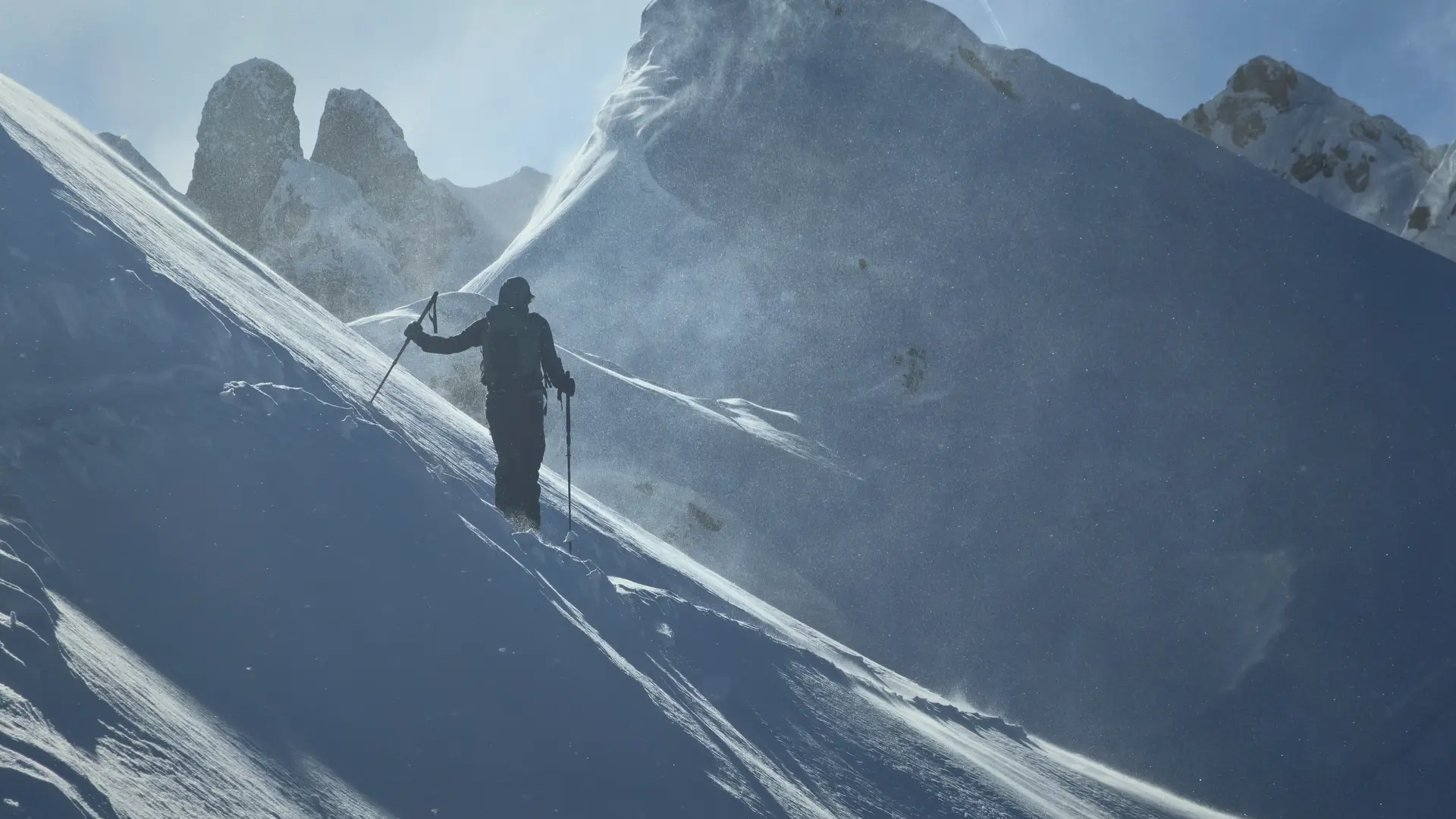 1 skieur de randonnée en montée