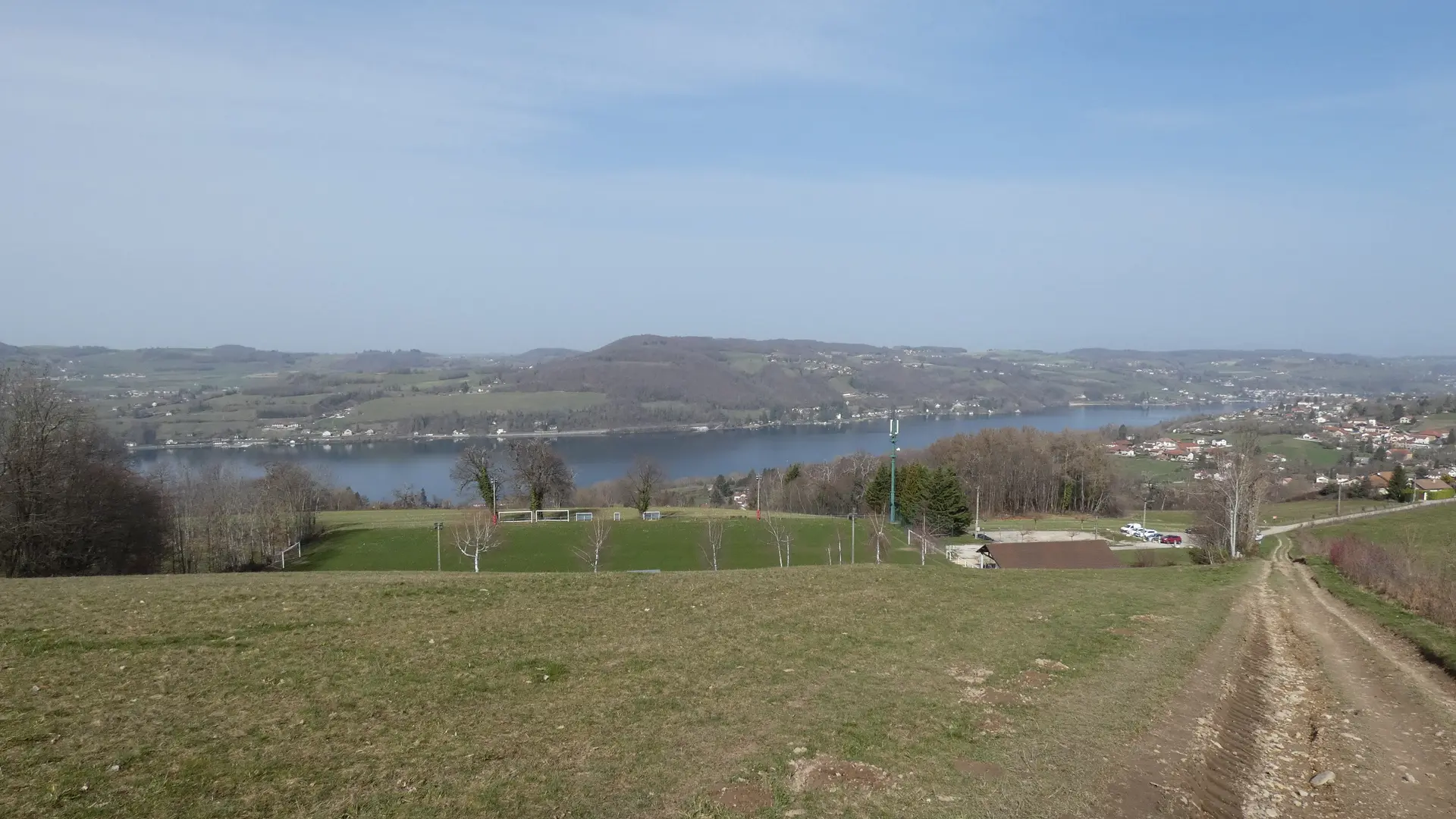 Vue sur le Lac de la montée pour la Croix des Cochettes