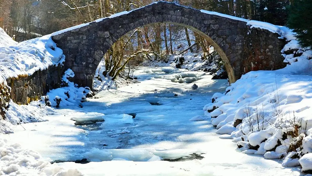 Le Pont Romain des Clefs enjambe la rivière le Fier juste à côté du chemin d'accès de l'Ancienne Scierie...