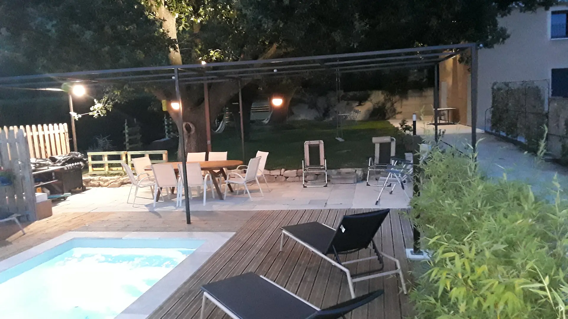 Gîte Saint Hilaire : vue éclairé sur terrasse