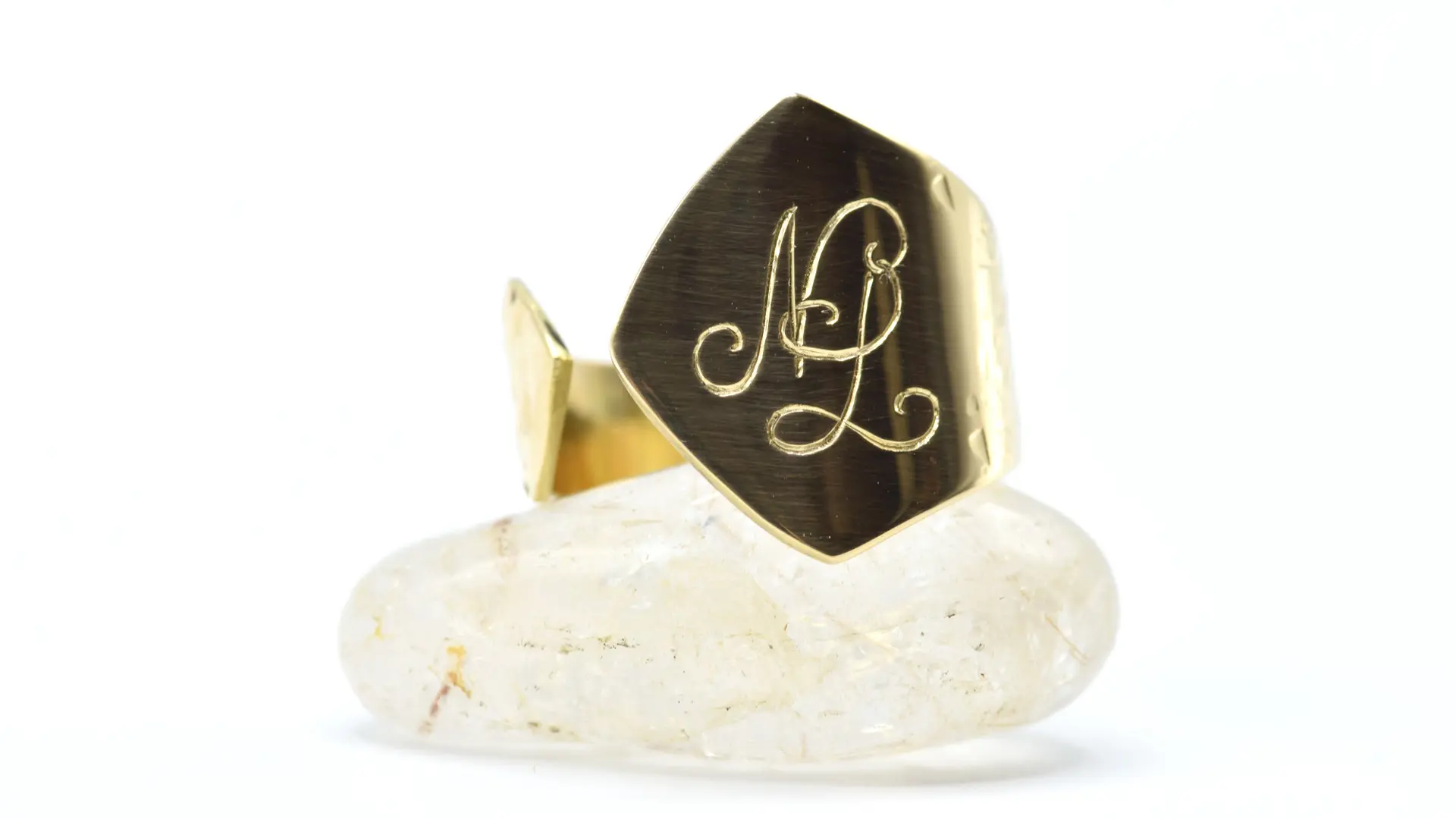 gravure d'initial sur bague en or