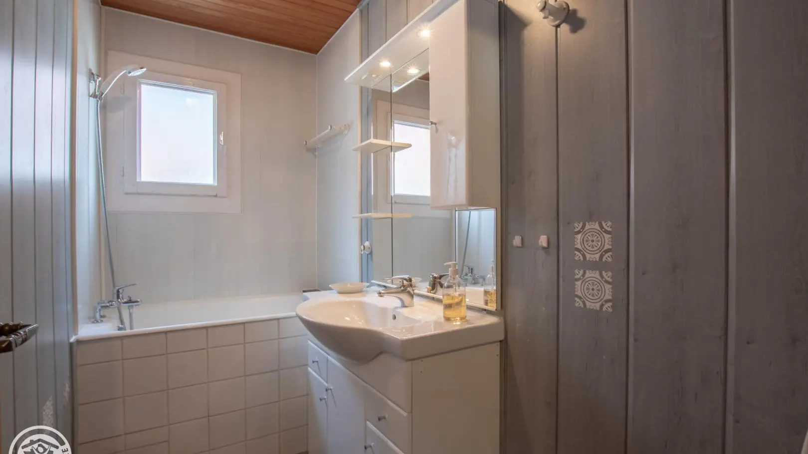 Au 1er niveau, salle d'eau (baignoire sabot).