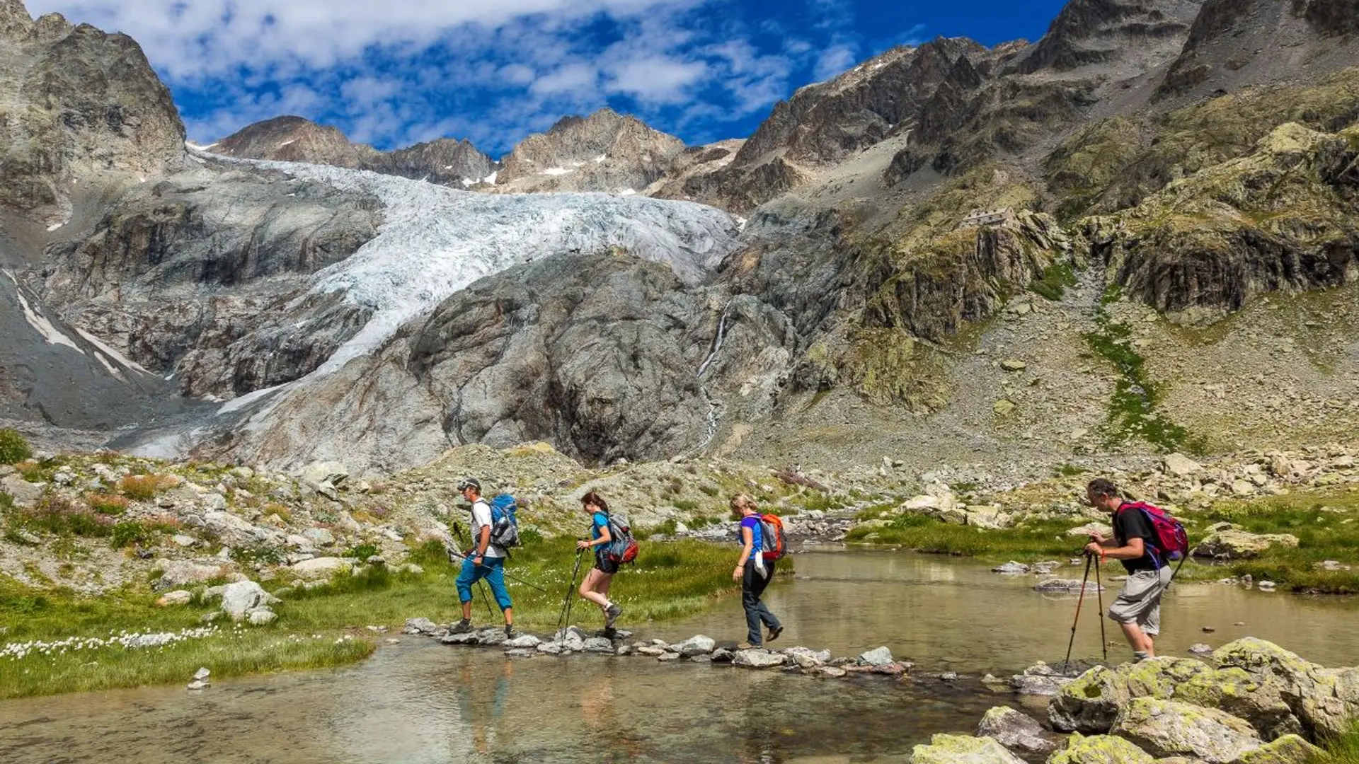 Randonneurs vers le refuge du Glacier Blanc