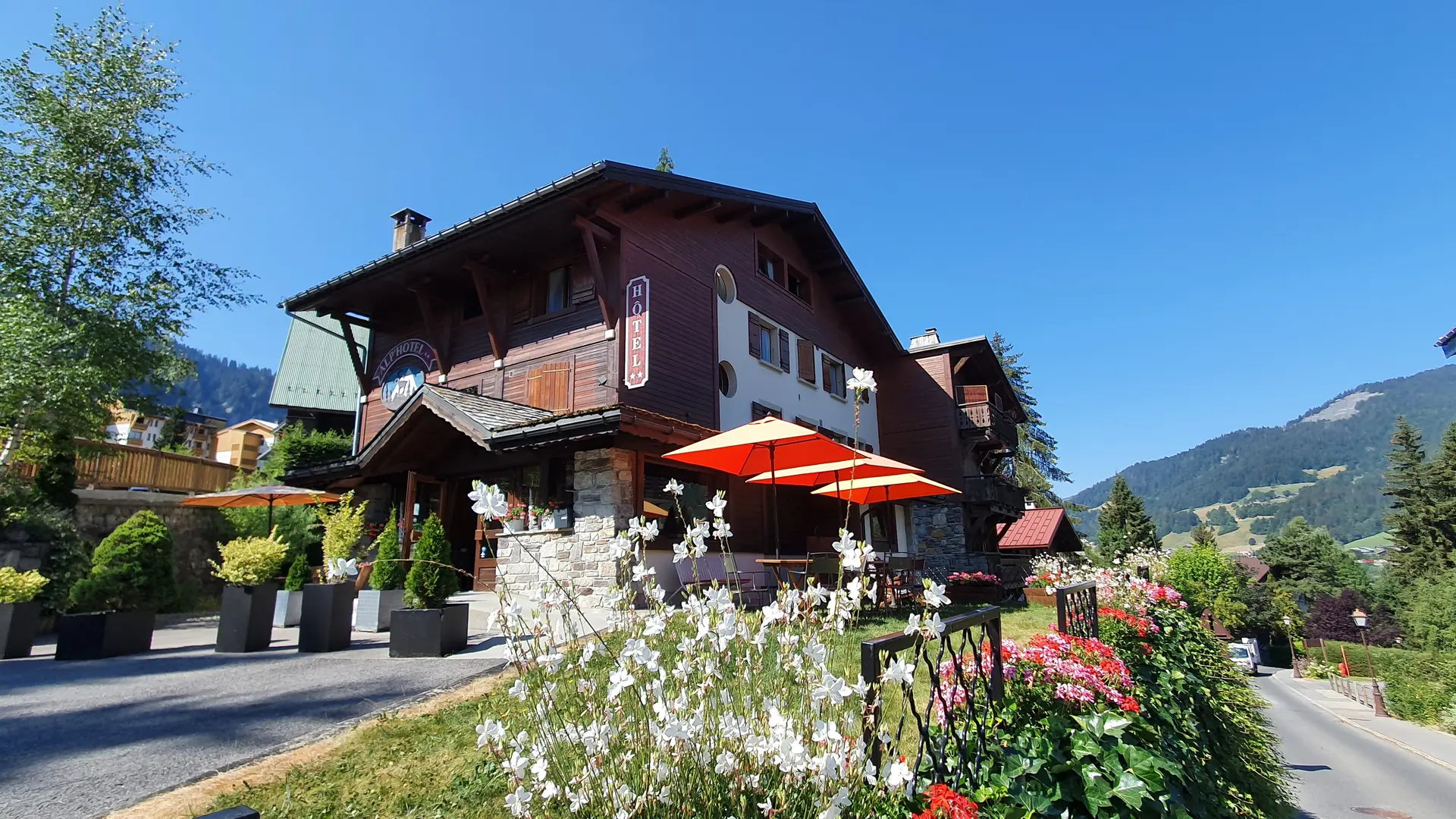 Façade d'entrée de l'hôtel