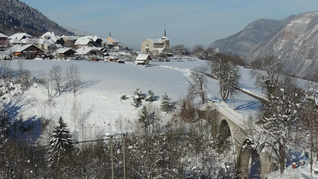 Village & vieux pont sous la neige