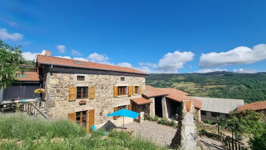 Vue sur le gîte, la maison des propriétaire et la ferme en activité.