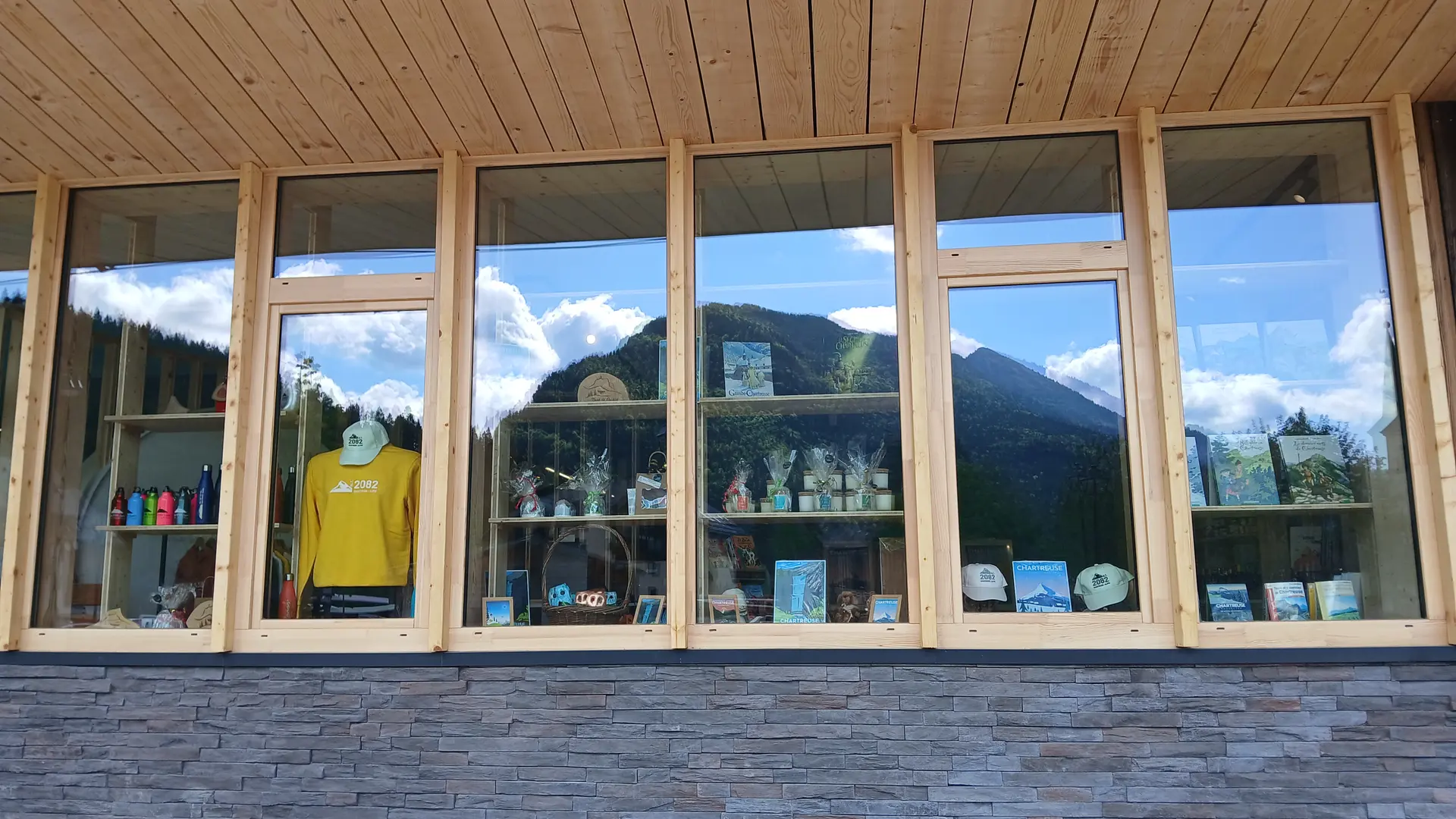 Vue boutique de l'extérieur