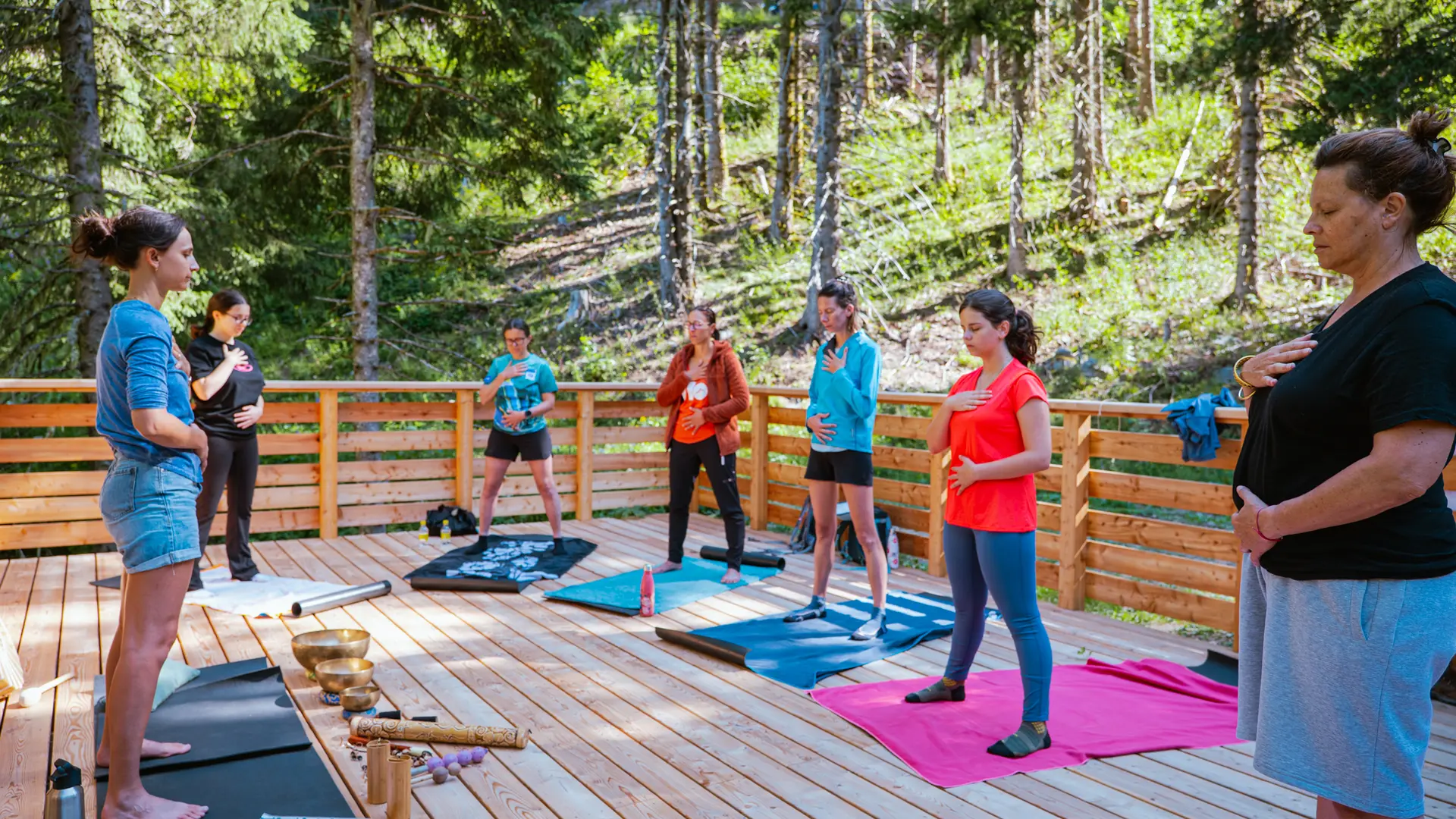 Groupe de personne qui font une séance de yoga sur la Plateforme Zen de Bédina au coeur de la nature
