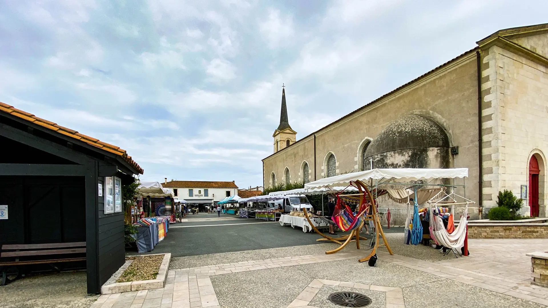 La Place de l'église du village de St Clément, son marché saisonnier extérieur