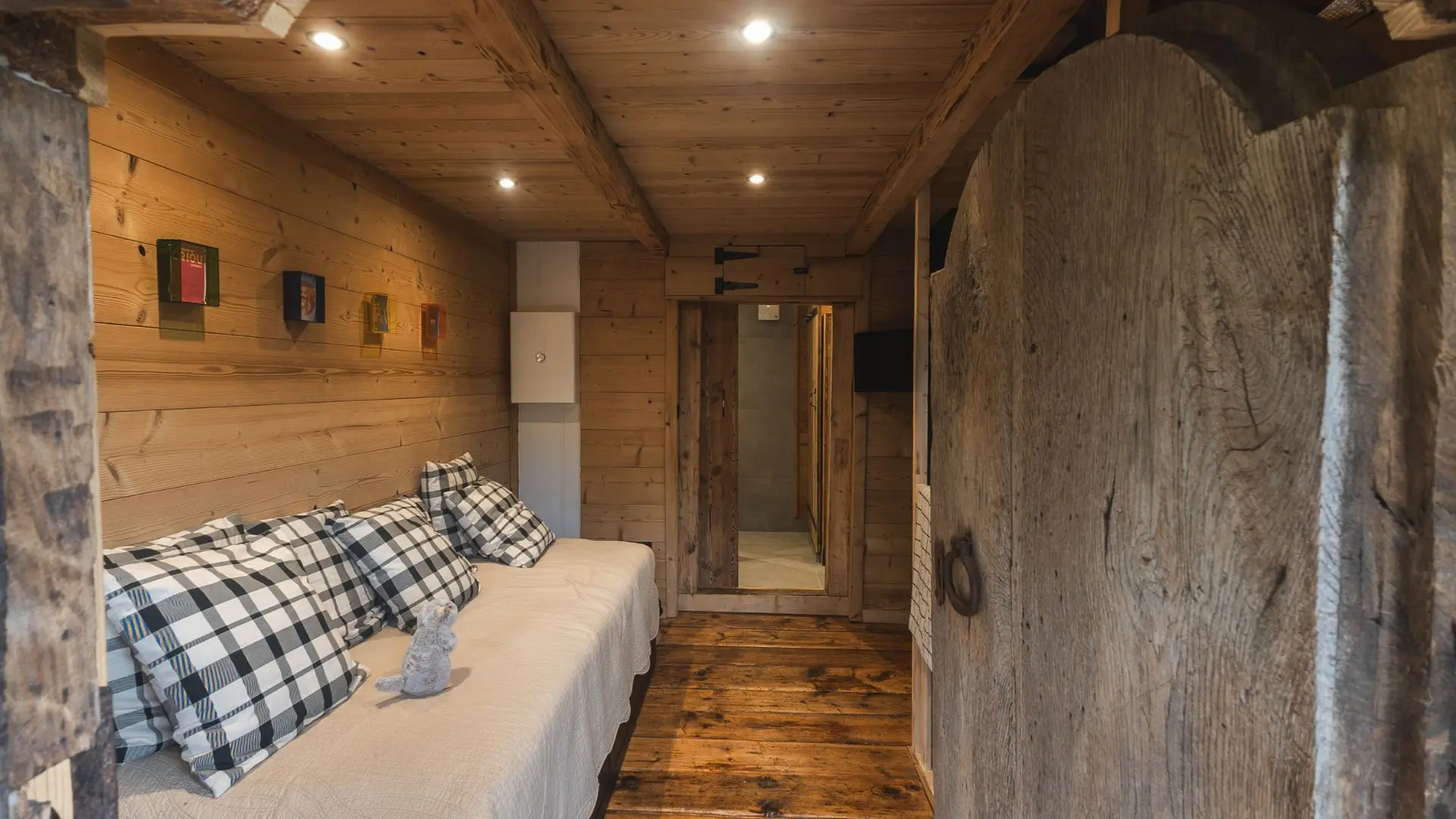 Chambre mezzanine avec lit canapé du Mazot du Criou - Petit chalet de Vacances - Samoens Grand Massif