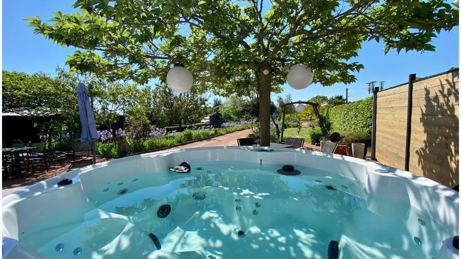 Jacuzzi avec vue sur le jardin