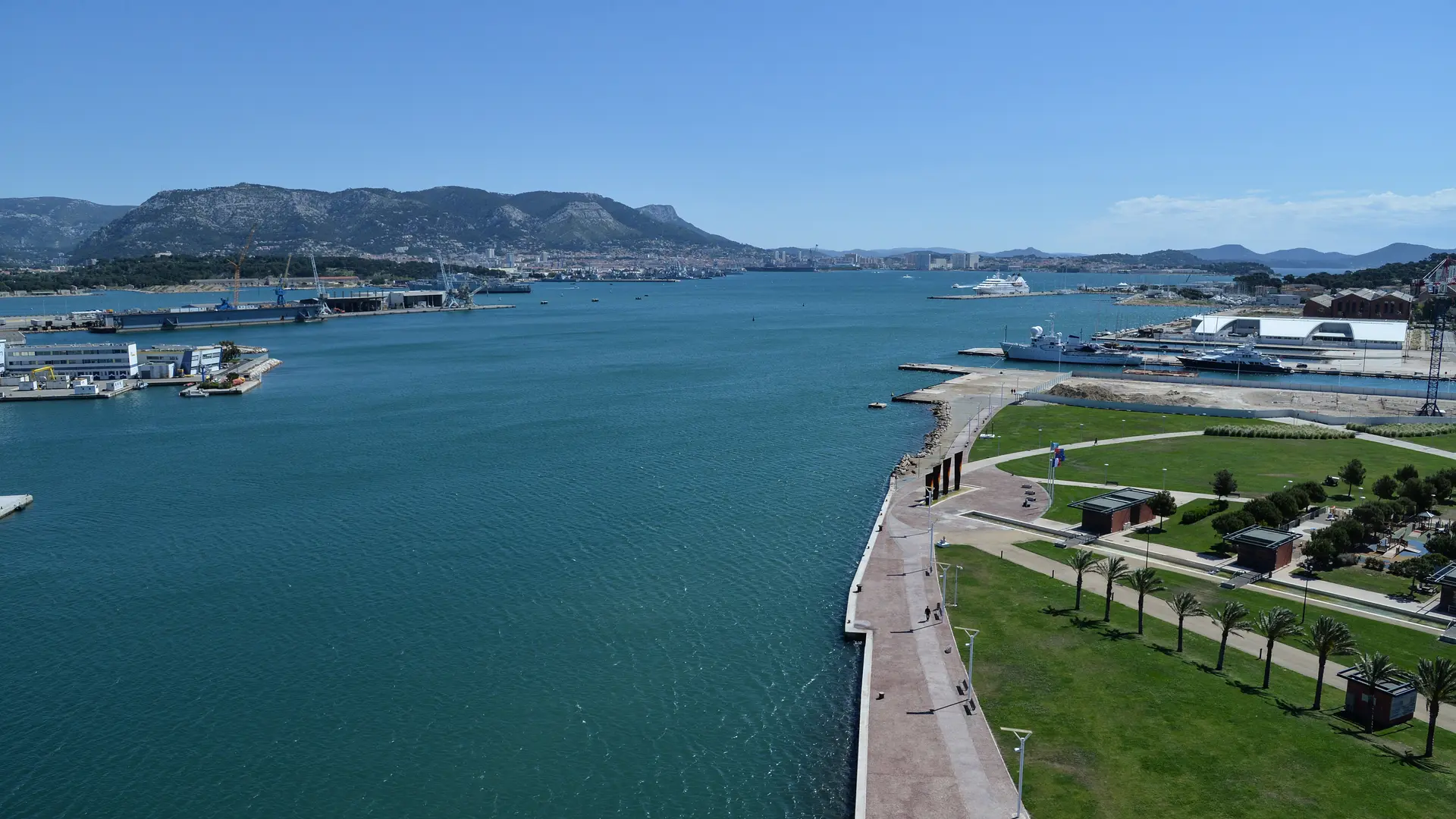 Vue sur le port de La Seyne