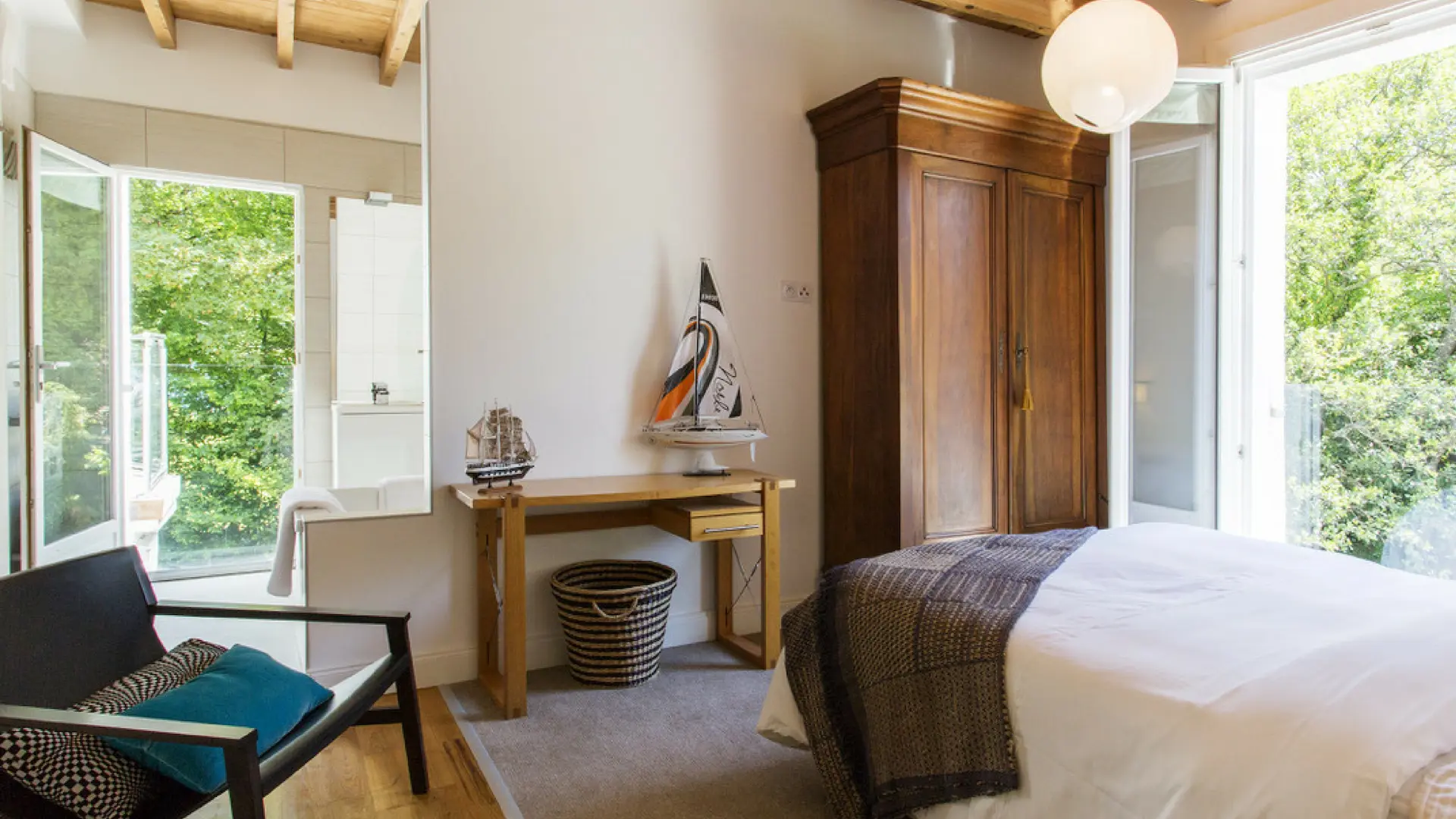 chambre double avec portes fenêtres