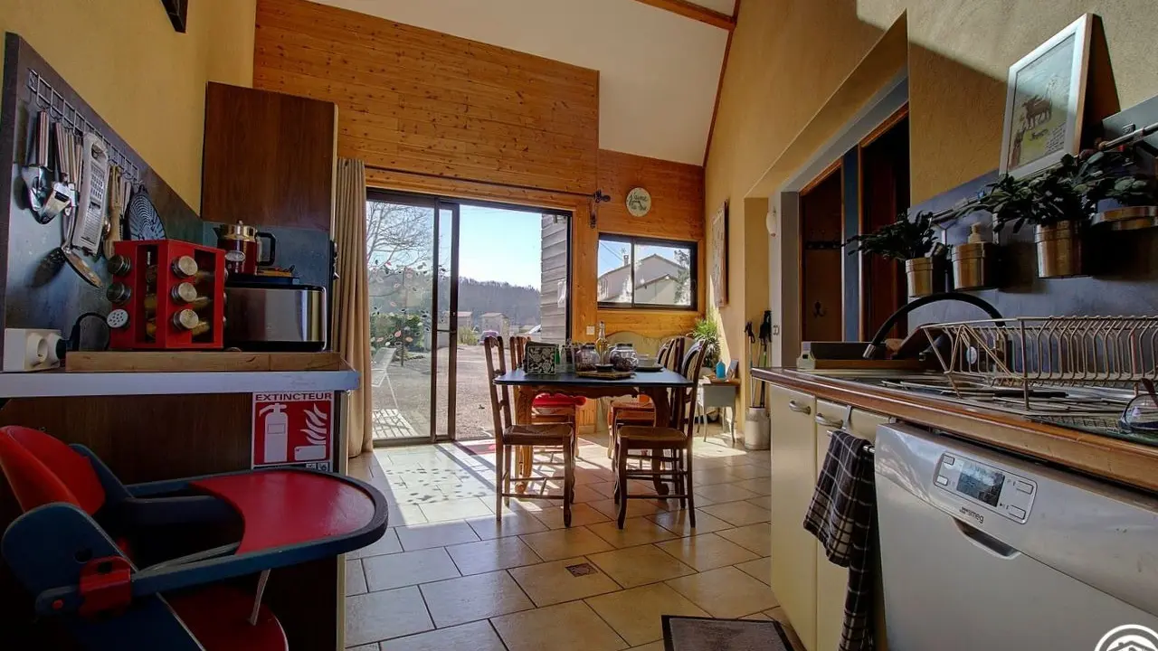 Pièce commune aux deux chambres d'hôtes. Pièce traversante entre deux terrasses. La porte vitrée donne  terrasse avec vue panoramique sur la plaine.