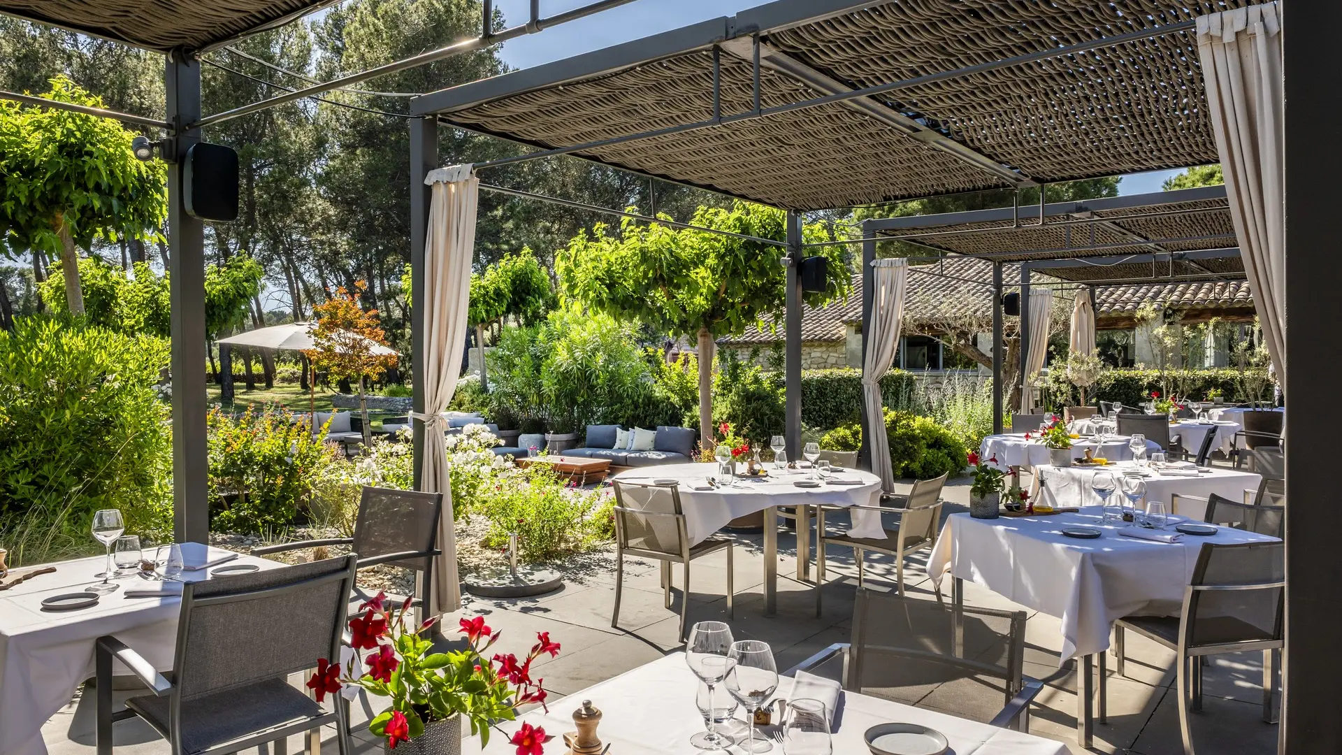 Domaine La Pierre Blanche - Le Bistrot by L'Opale_Eygalières_terrasse