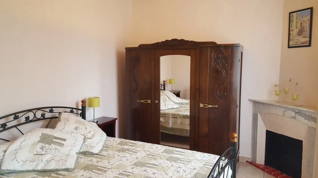 chambre un lit 2 personnes climatisée