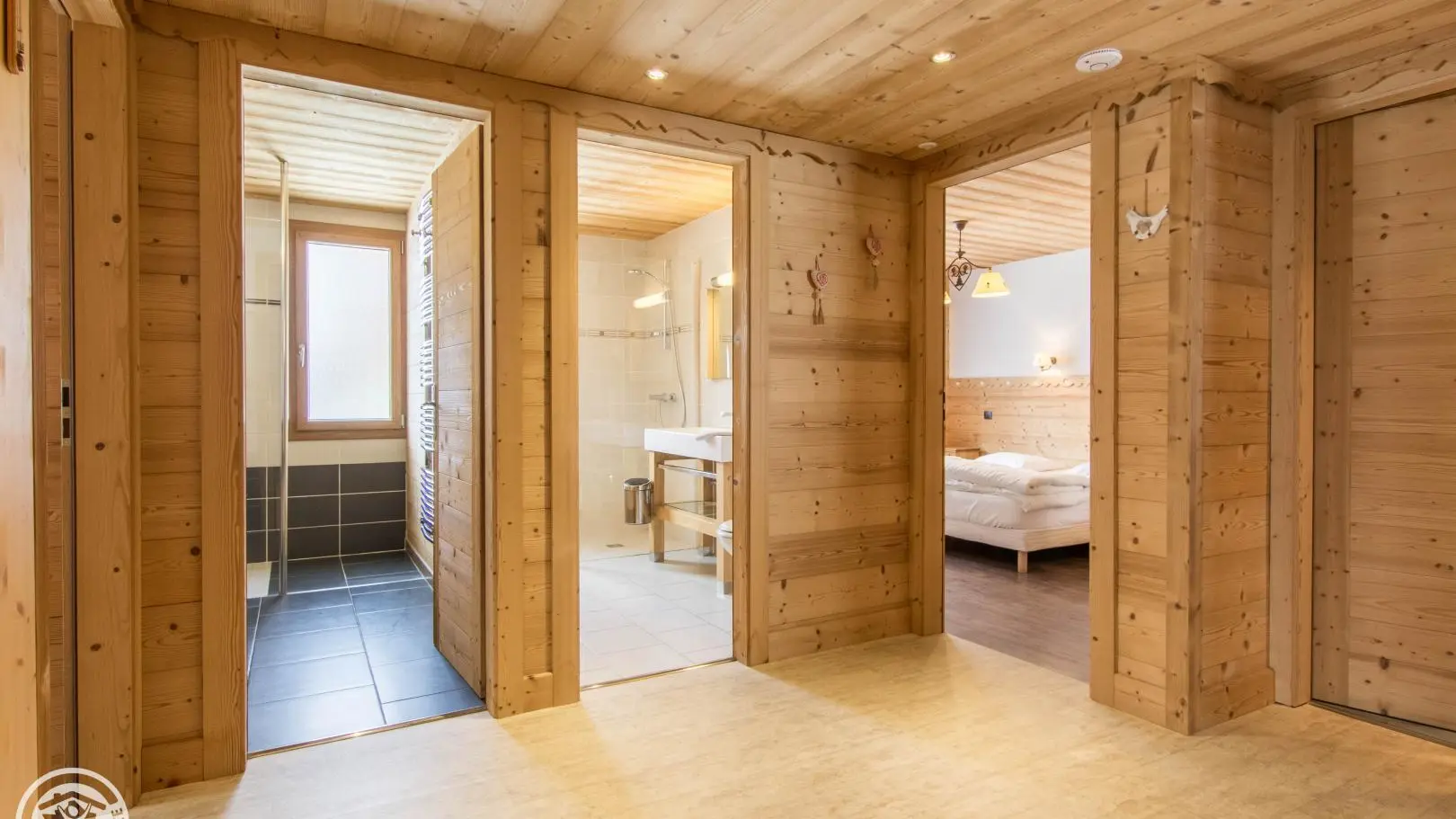 Hall à l'étage avec accès aux chambres et salles d'eau