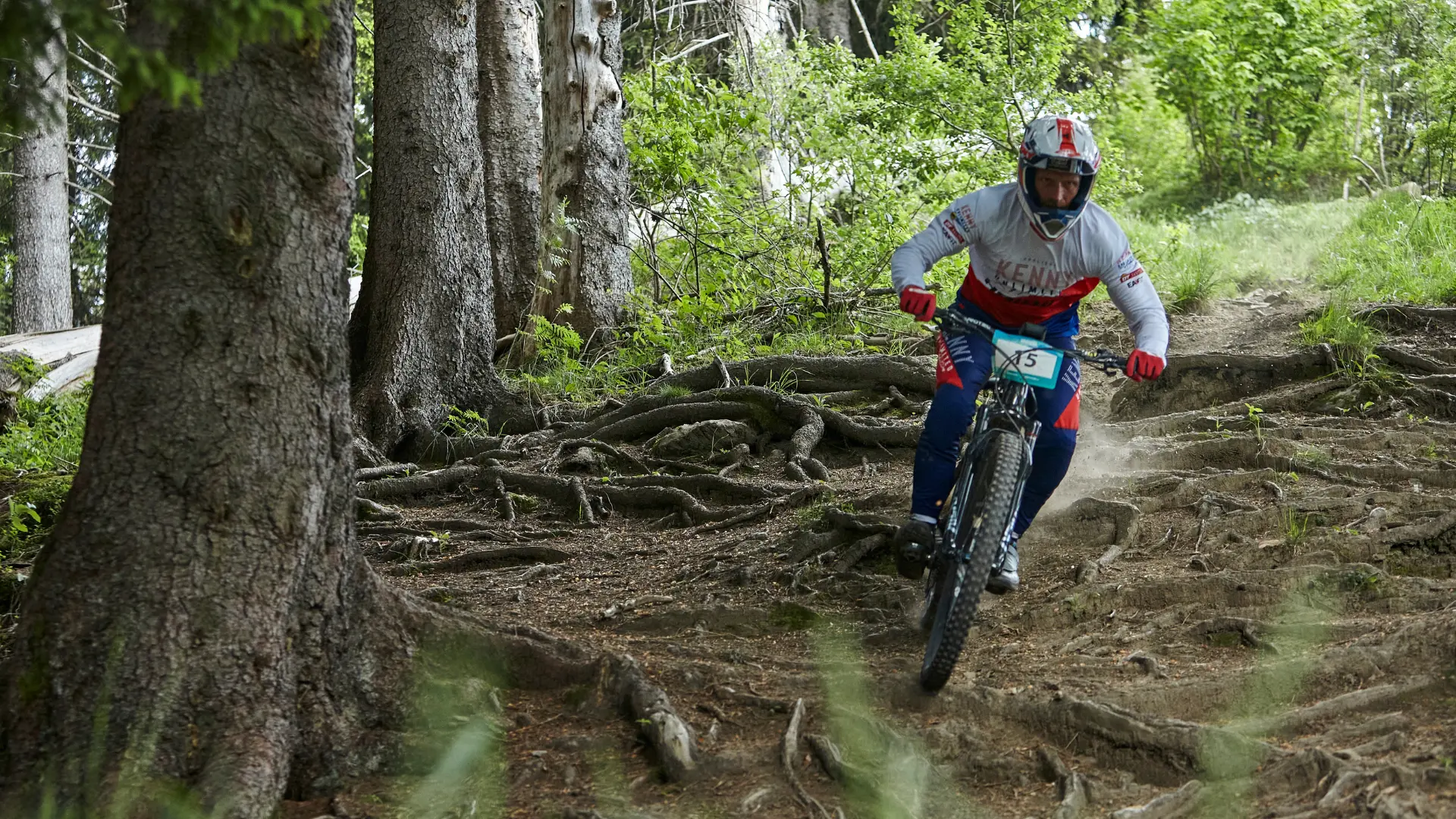 VTTiste descendant une piste