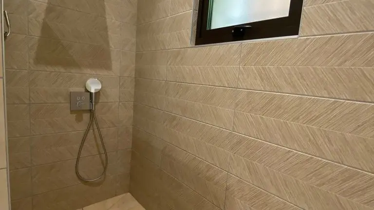 Douche de la suite parentale olivier accessibilté PMR fauteuil