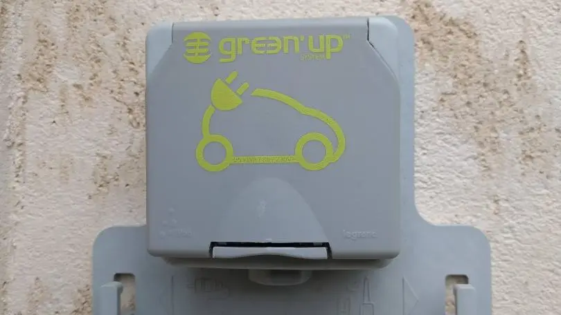 prise 20 ampères pour véhicule électrique avec compteur indépendant