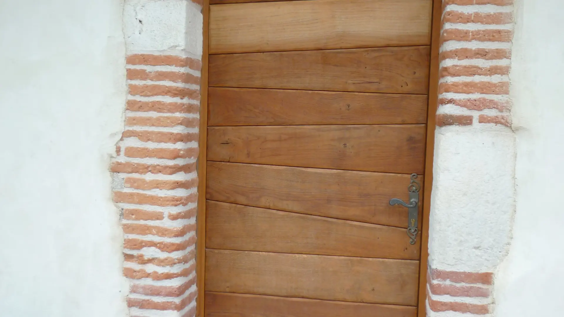 Porte d'entrée :réplique de la porte d'origine du 18 e siècle