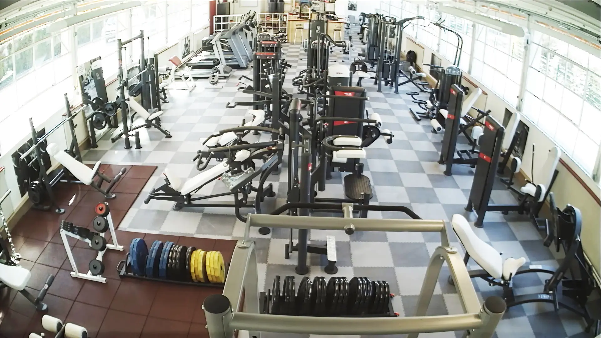 plus de 30 postes de musculation, une cage de crosse training