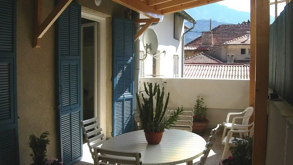 Gîte Les Hirondelles-Terrasse couverte-Roquebillière-Gîtes de France des Alpes-Maritimes