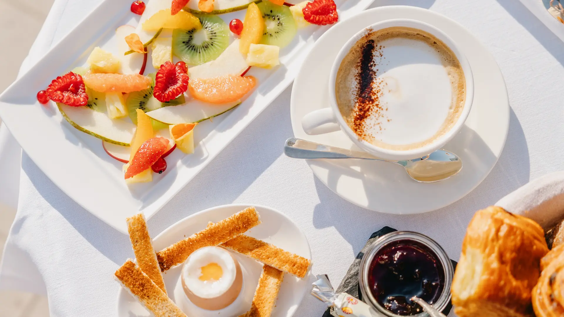 Gerichte (Obst, Ei, Auswahl An Gebäck)