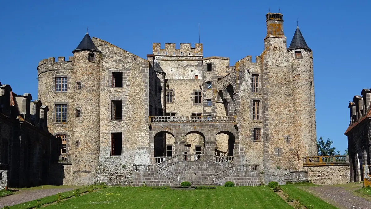 Château de Chazeron à 2 km