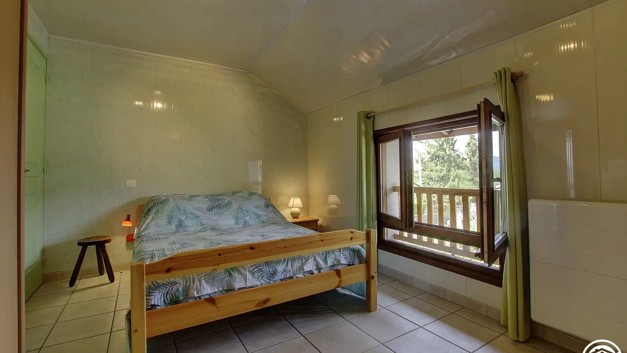 Chambre composée d'un lit en 140 avec son WC privatif à la chambre.