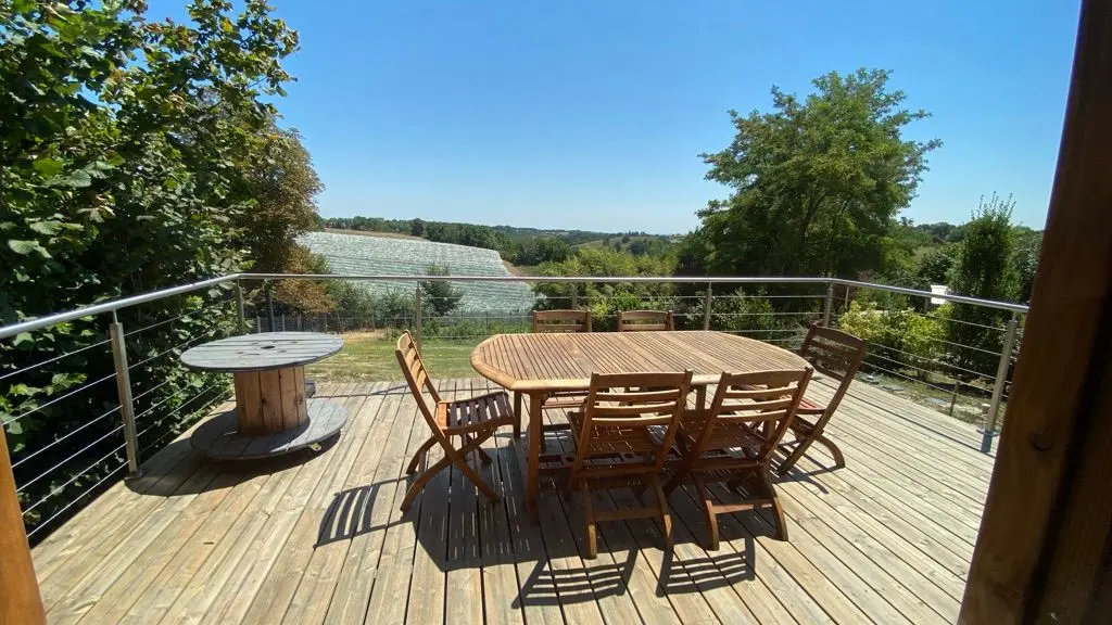 vue dominante sur le jardin et les vergers ....