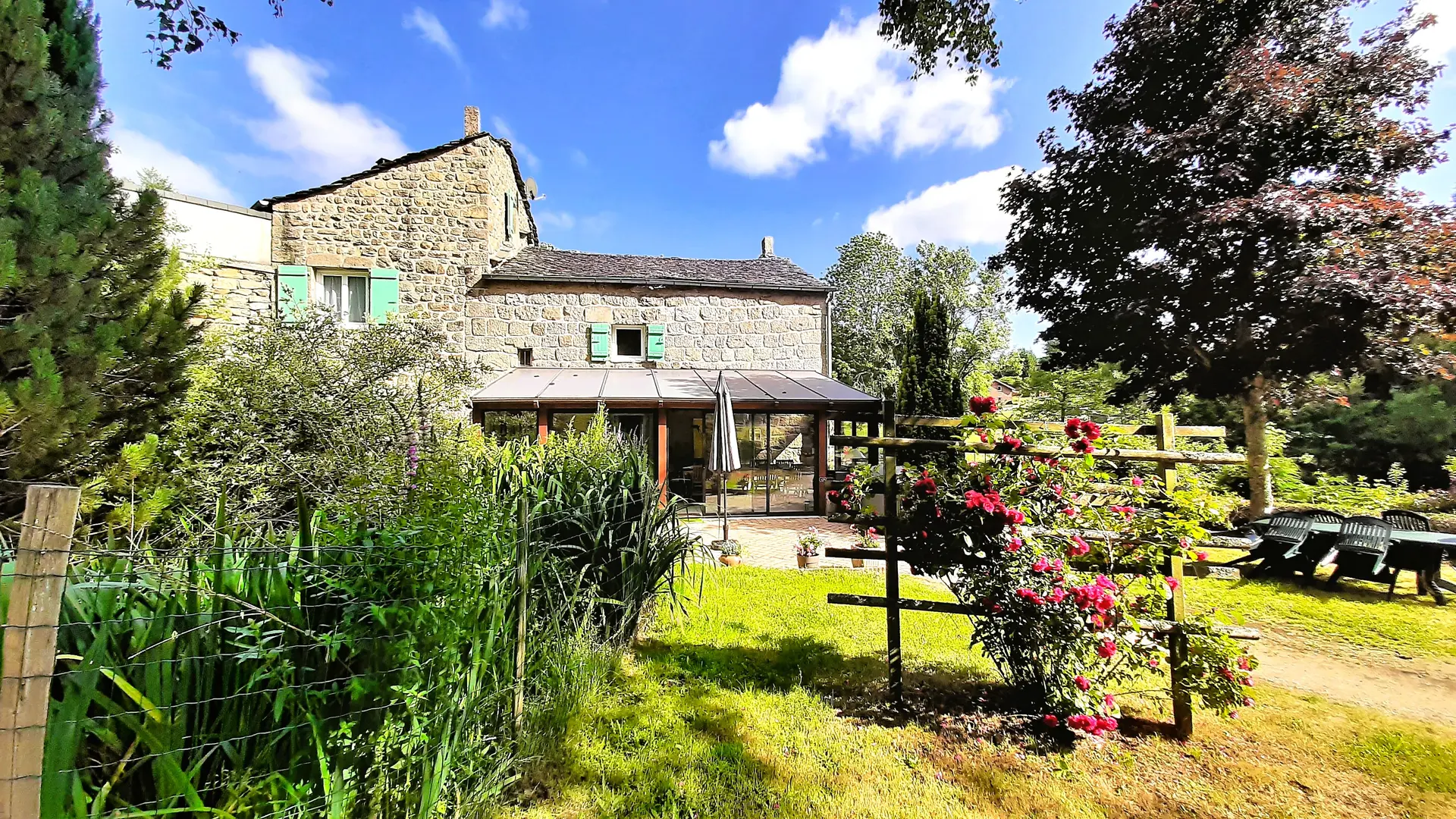 vue du gîte coté de l'entrée par véranda