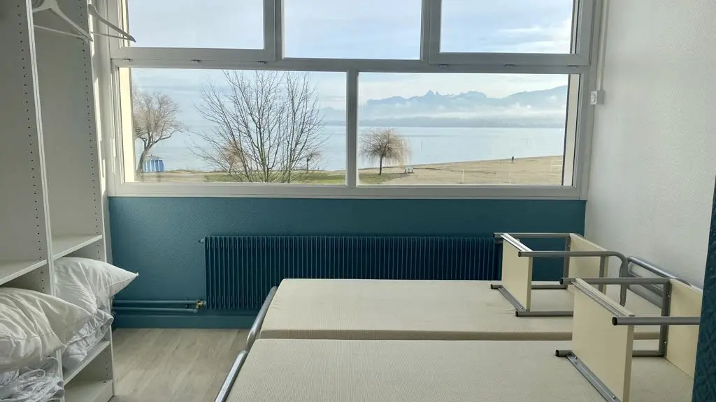 Dortoir avec vue sur le lac Léman et la plage d'Excenevex
