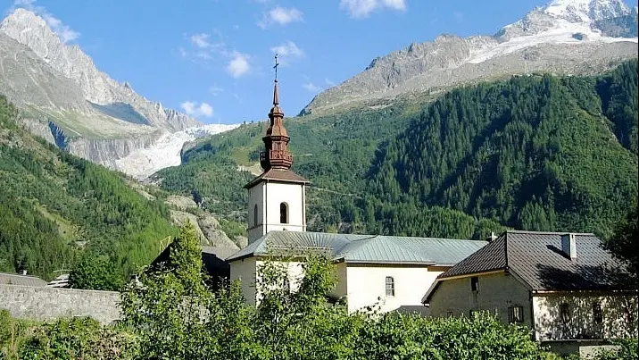 Argentière est un village situé à 8km au nord de Chamonix, à environ 1 250 mètres d?altitude.
Ce hameau vous séduira tant par son architecture traditionnelle, son église baroque et sa chapelle du 19e siècle, que par son emplacement exceptionnel au pied de l'impressionnant glacier d?Argentière et de sommets mythiques comme l?aiguille Verte 4121m et le Chardonnet 3824m.
