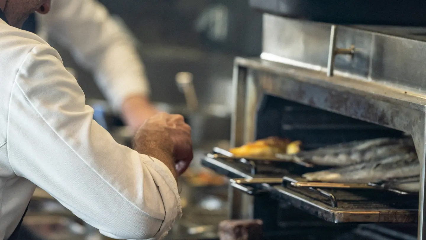 Préparation de plat en cuisine_René