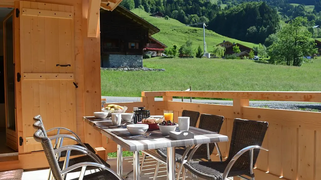 Balcon/terrasse avec salon de jardin