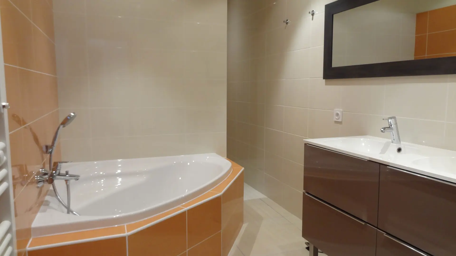 salle de bains avec baignoire d'angle