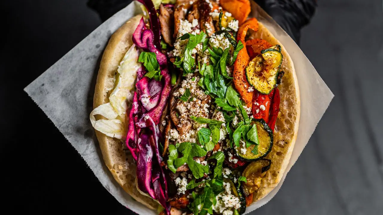 présentation d'un kebab sur une ardoise