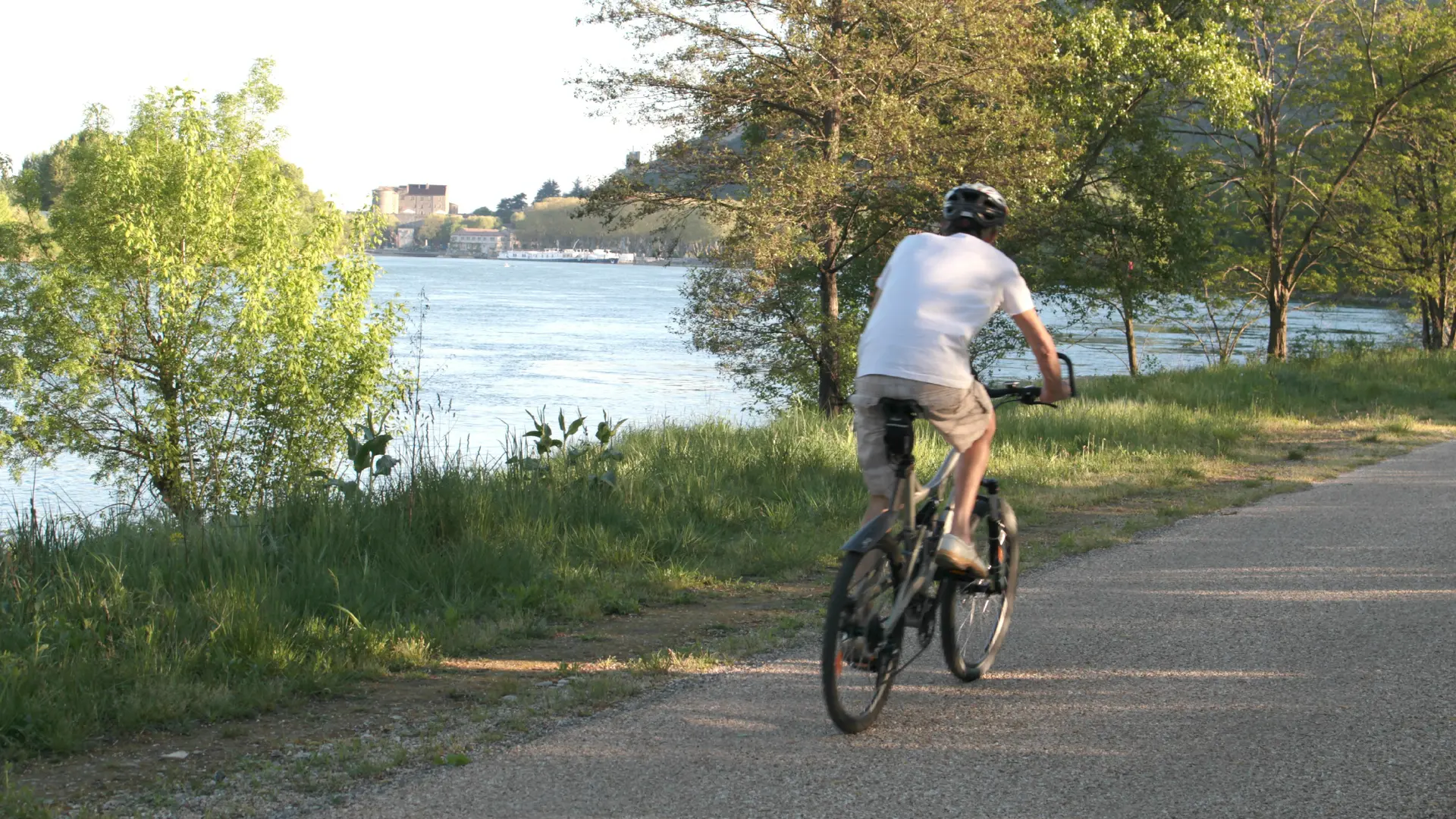 Jeune homme à vélo sur la Viarhona
