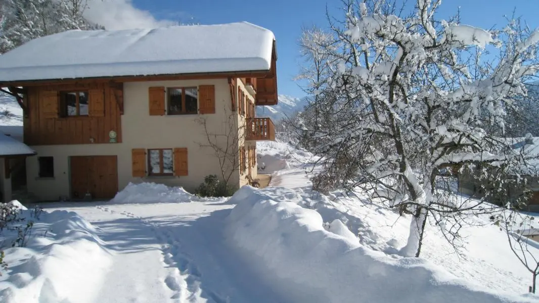 un matin de bonne heure avant le passage de la pelle à neige