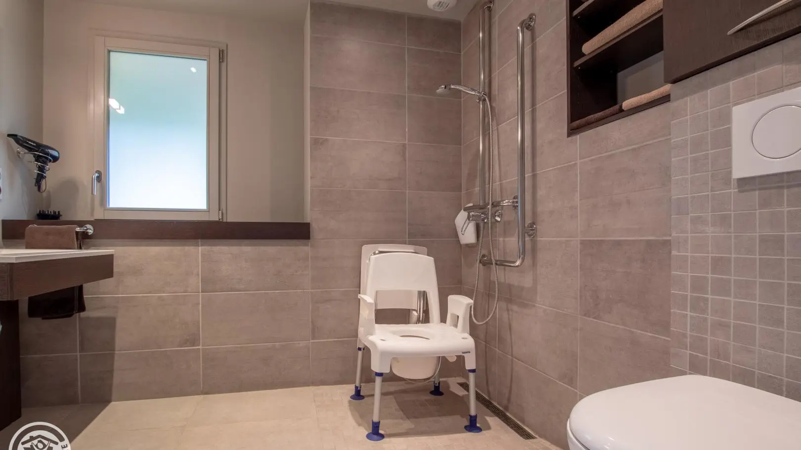 Chaise médicalisée sur demande pour la salle d'eau.