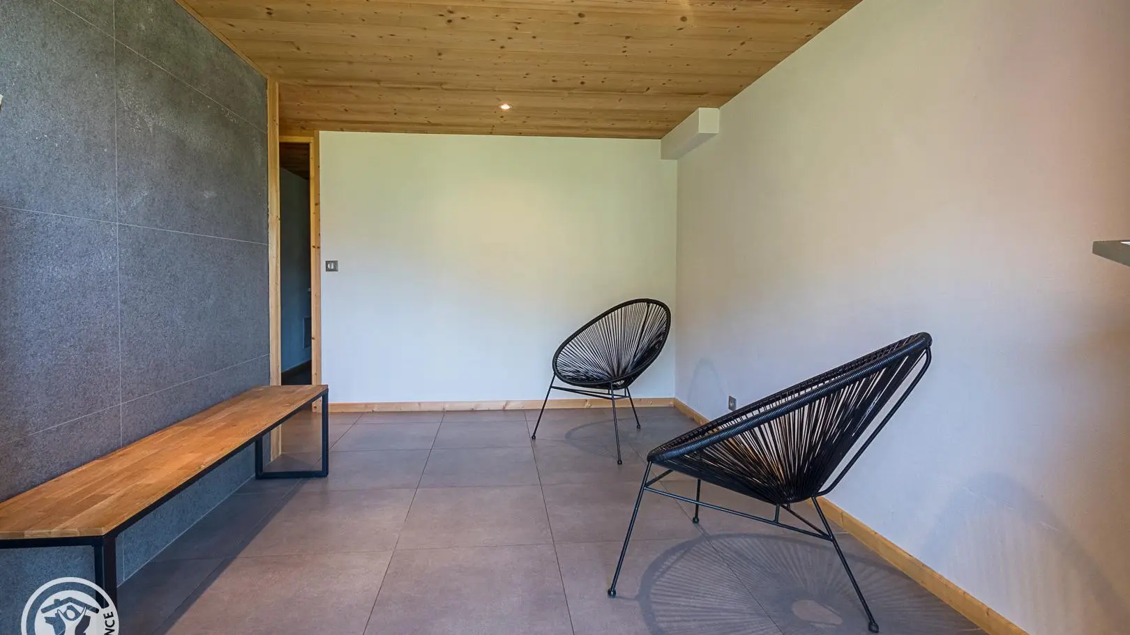 Accès par l'entrée du chalet  ou directement par la terrasse.
